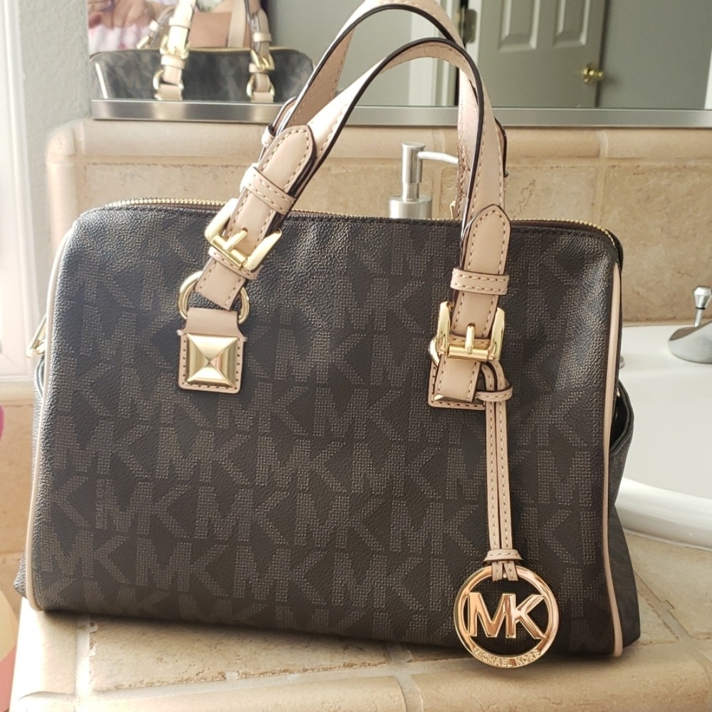 MICHAEL KORS HAND BAG!!